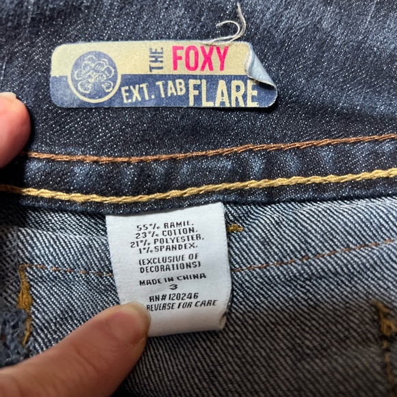 Wallflower Foxy ext. tab. Low rise flare denim jean in size 3 - Picture 4 of 5